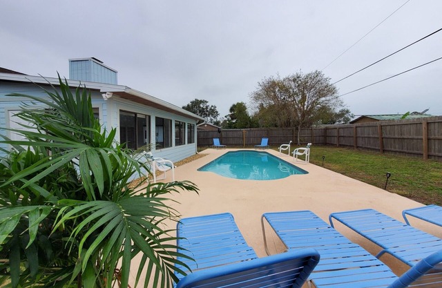 SUMMER/FALL DEALS Shane's Cozy Getaway Heated pool - 4/2 Beach close by.