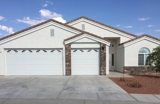 SUMMER FUN -- SPACIOUS VIEW HOME 5 MINUTES TO COLORADO RIVER