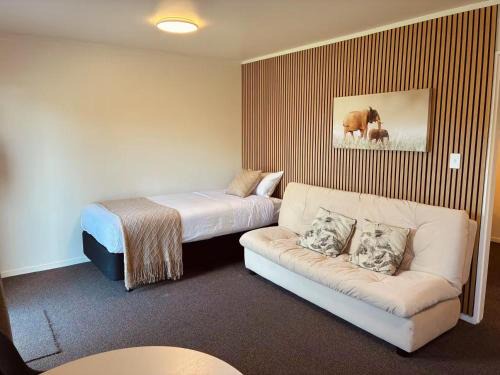 Summer Inn Motel - Newly Renovated, 2 Min Walk to Orewa Beach