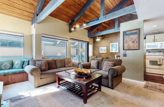 Summer Mammoth Get-A-Way! Near the Sierra Star Golf Course and Pool On-site!