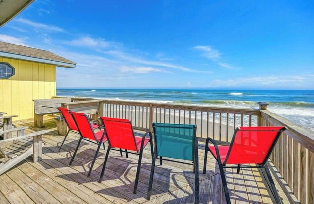 SUMMER SAVINGS - Cozy Oceanfront Cottage w/Books, Games, TVs, Stunning Views
