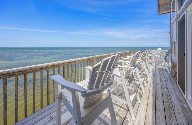 SUMMER SAVINGS - Soundfront Dog Friendly Home w/Hot Tub and Windsurfing Access