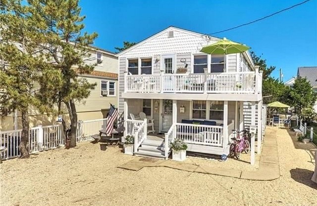 Summer Weekly Rental - 2nd Floor Duplex - 5 Houses from the Beach