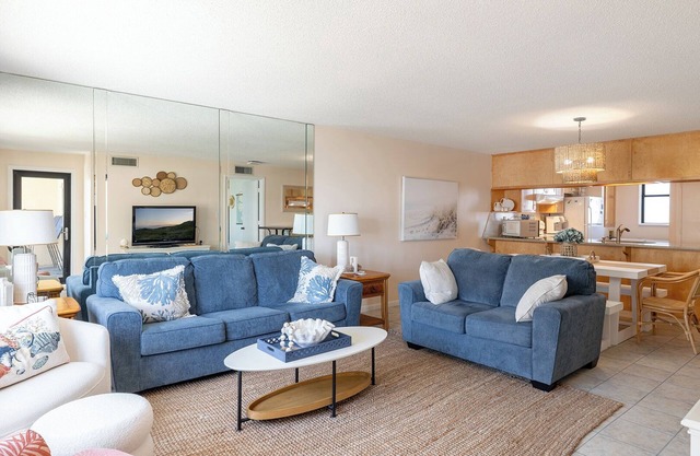 Summer Winds 428: Oceanfront 2BR 2BA, Complex Amenities!