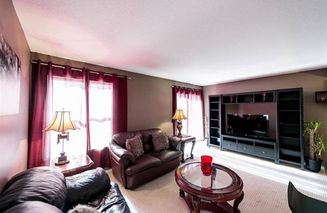 SUMMERSIDE 3 BEDROOM TOWNHOUSE WITH FREE PARKING