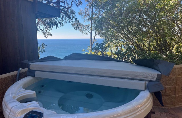 Summertime Malibu - Private 3 BD Retreat w/Panoramic Ocean Views and Hot Tub