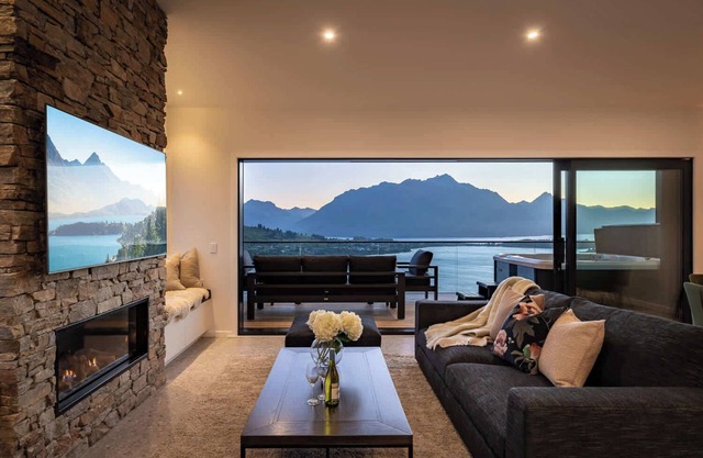 Summit Escape, Hot Tub, Fireplace, BBQ, AC & Views