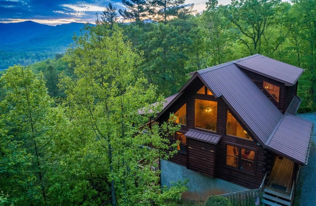 Summit Lodge - Smoky Mtn Views, Central Location, Hot Tub & Ping Pong!