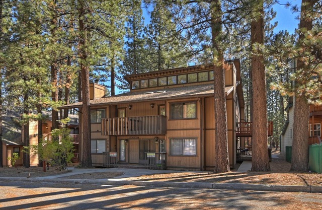Summit Run by Destination Big Bear: Walking Distance to Snow Summit! Close to the Lake! Minutes from the Village!