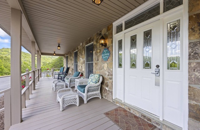 Summit View Lodge with Incredible Mtn View