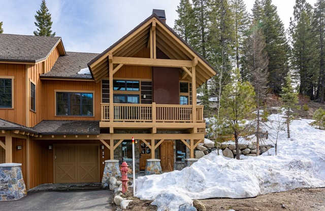 Summit View Townhome - Beautiful Townhome|Private Hot Tub, Ski-In/Ski-Out