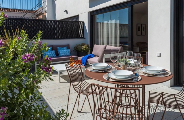 Sun bathed 2 bedroom apartment with terrace and views of the Cathedral