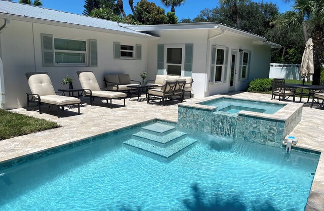 Sun drenched 3-bedroom house in central Vero Beach with new pool/hot tub