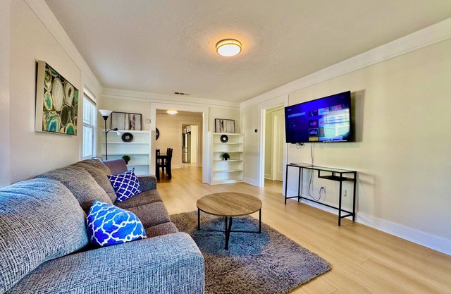 Sun-Filled 4-bedroom house with AC in Menlo Park.