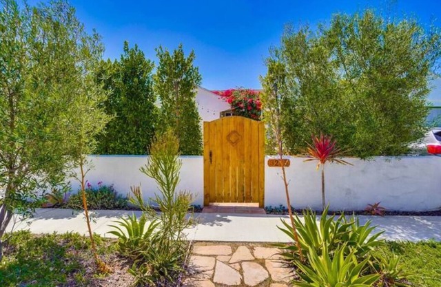 Sun-Filled & Airy Home w/Great Outdoor Vibes. Excellent Walkable Location!