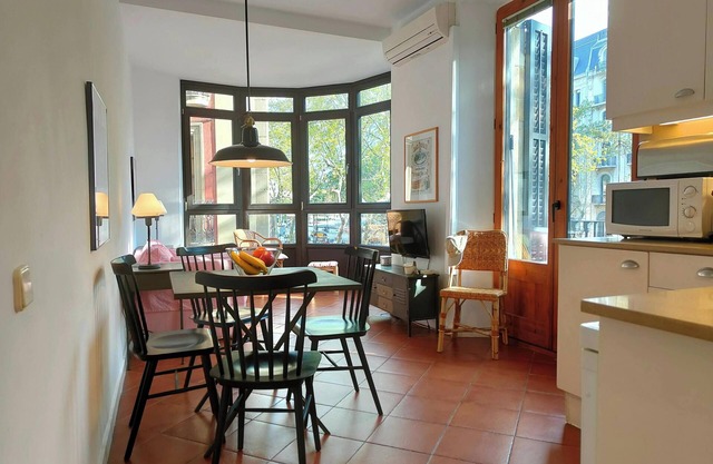 Sun-filled, comfy & central. Views of La Rambla.RJ