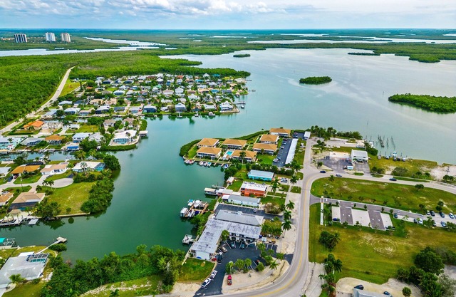 Sun-filled Marco Island studio on the bay with firepit & breathtaking views