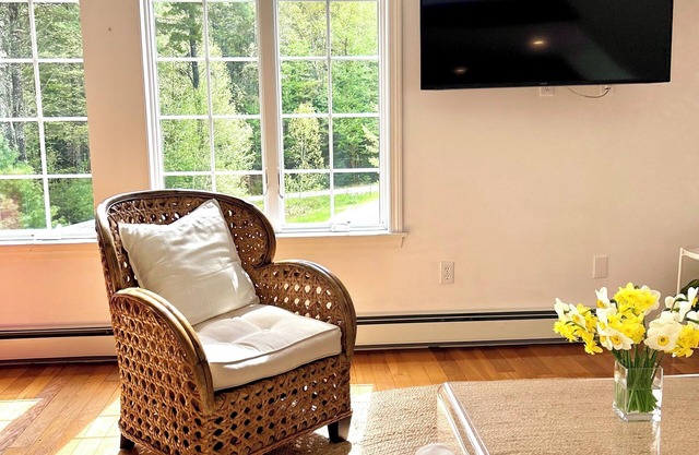 Sun-lit, 2 Bedroom Guest cottage on 27 Acres in Freeport