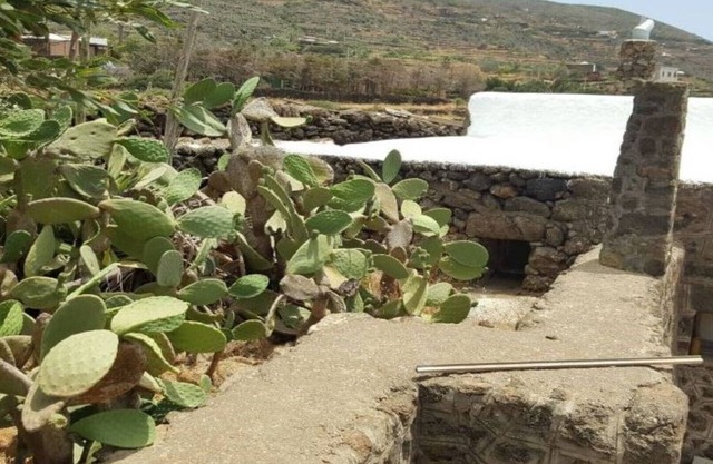 Sun. Stone Dammusi. Pantelleria Scauri Penna
