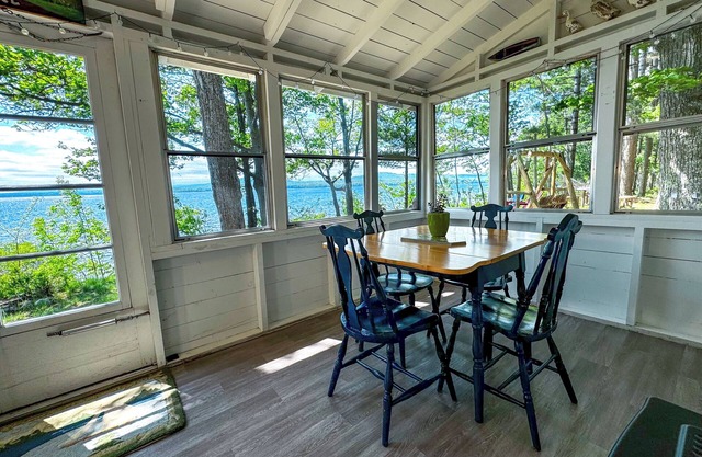 Sunbeam Cottage - charming 2-bed lakefront house minutes from Big Bay