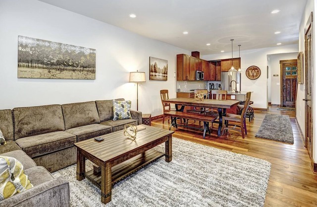 Suncadia 2 Bdrm Pet Friendly Townhome Steps Away from Pool