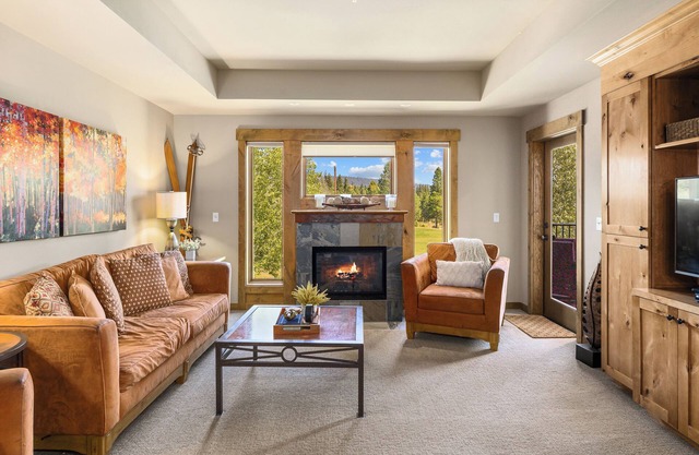 Suncadia golf view condo with seasonal pool and hot tub!