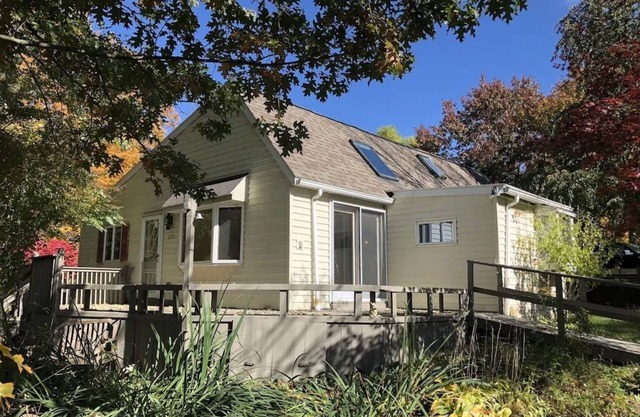 Sunflower-Keuka/Seneca-Lake View-Hot Tub-Wine Trail-Pets, 13 Wooded Acres-7 min to Beach