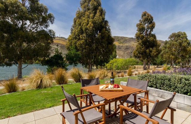 Sunhaven Lakeside - Cromwell Holiday Home