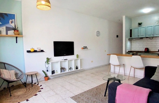 Sunlit apt steps from beach! Cozy and modern. Walk everywhere. Perfect getaway!