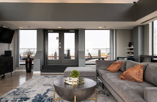 Sunlit Oak Park 2BR w/ Lounge & Rooftop, 3 blocks to L, by Blueground