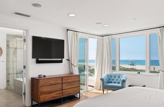 Sunlit Sanctuaries & Coastal Serenity - Dreamy Condo Escape in Playa Del Rey