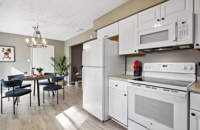 Sunlit Savannah: 3BR Escape, Fully Fenced Yard