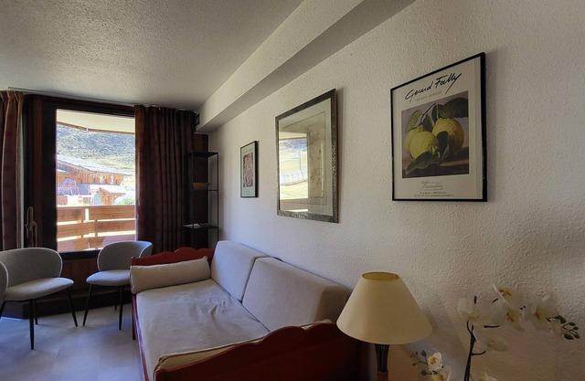 Sunny 2-Room Apartment with Balcony, Mountain View & Direct Slope Access