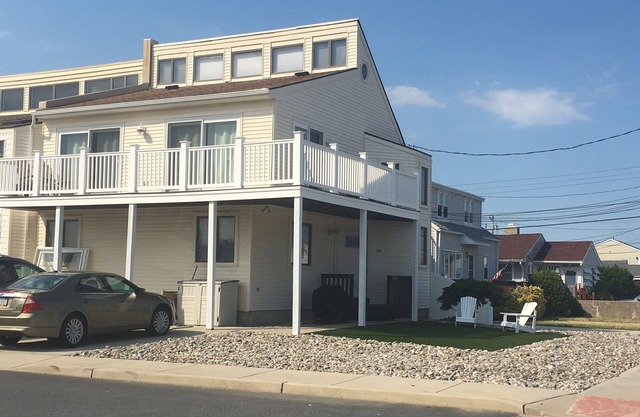 Sunny 4 BR, 2 BA Townhouse
