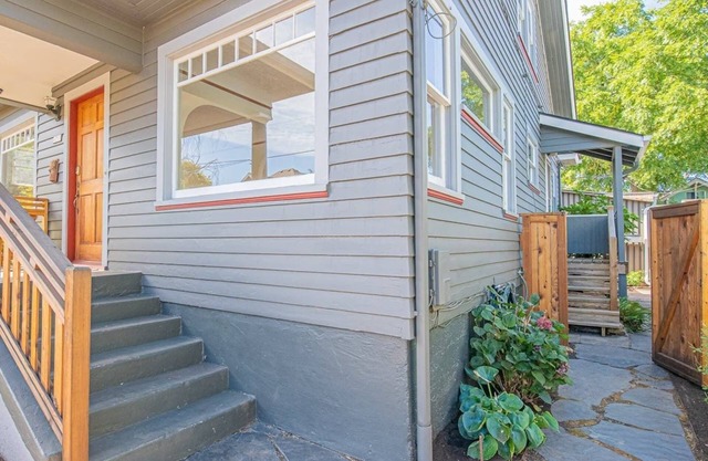 Sunny Alberta Arts Bungalow - 2 Blocks from Alberta - Quiet Street - Pets OK!
