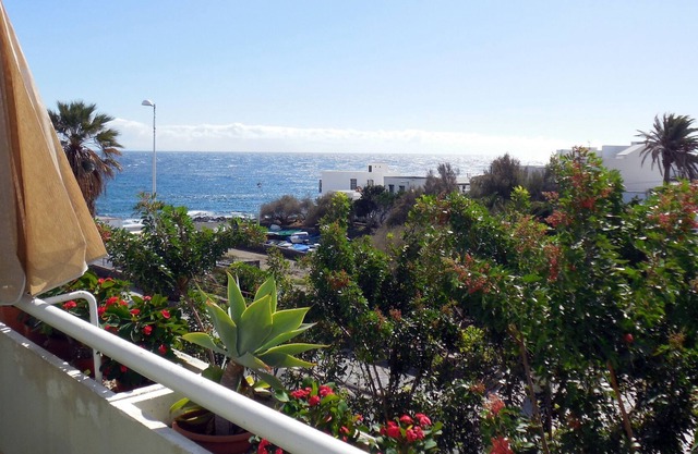 Sunny and cosy vacation rental home on the seafront in El Poris, Wi-Fi