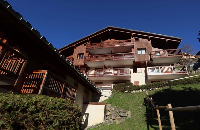 Sunny Apartment in Beaufort: 2BR, 4-6 Guests, Parking, Terrace, Stunning Mountain Views