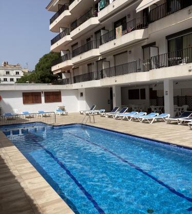 Sunny apartment with pool