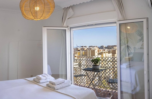 Sunny Apartment with Free Parking in Central Malaga