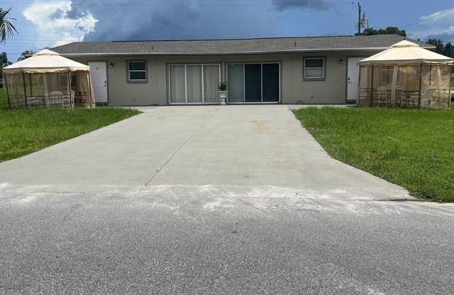 Sunny Apartments a block from Warm Mineral Springs unit A3