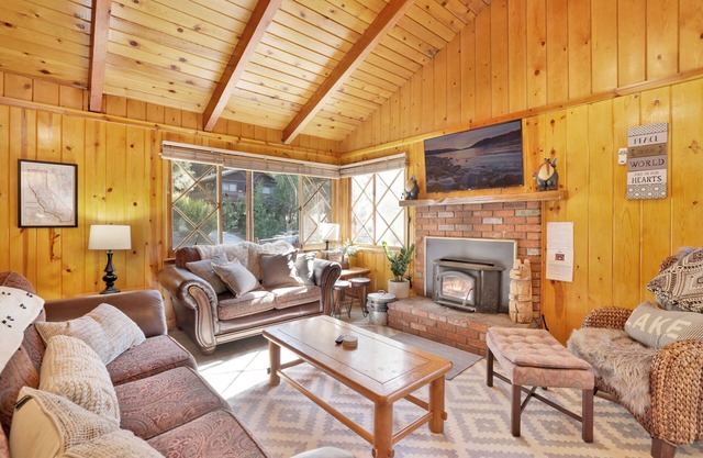 Sunny Bear Cabin- 1 Minute to Bear Mountain Ski Resort