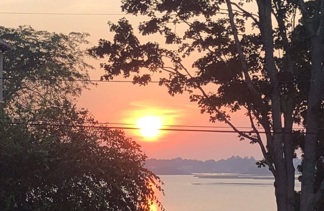 Sunny, bright house with water views in private neighborhood