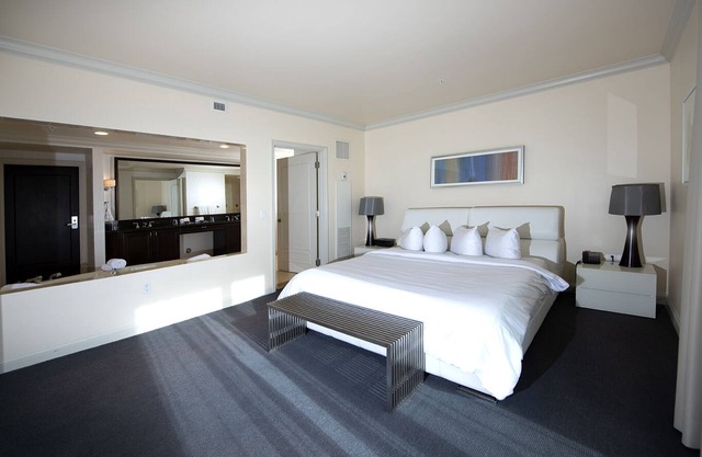 Sunny City Retreat! Close to Fort Lauderdale Beach! Pets Allowed, Onsite Pool!