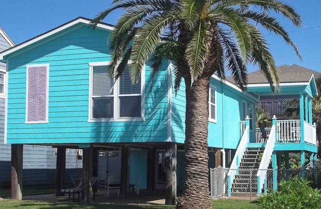 Sunny, dog-friendly retreat with furnished deck - walk to the beach