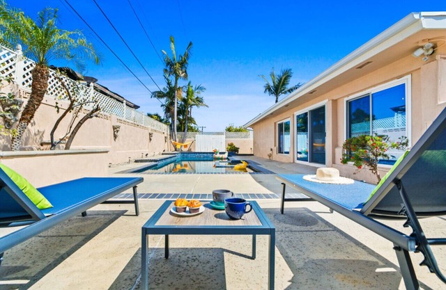 Sunny Haven Oasis Pool w/tub BBQ - 4 bedrooms, Driveway Parking, Near Ahwingna Trail