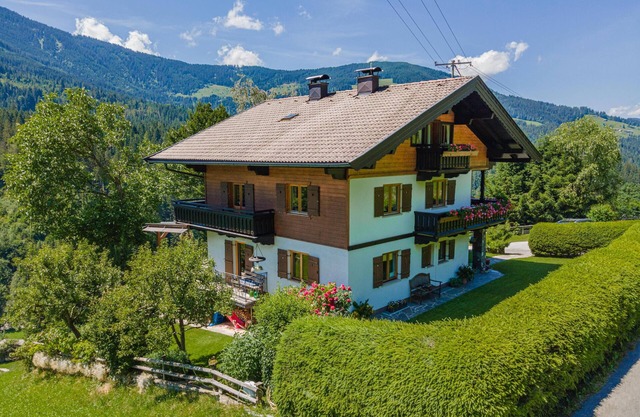 Sunny holiday home with open views