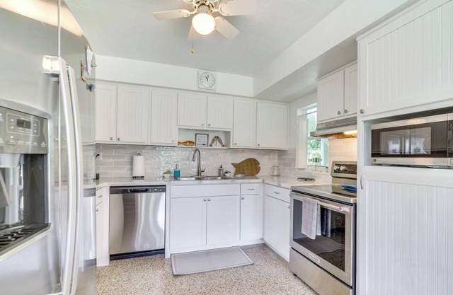 Sunny Home in Yankeetown w/Lanai & Backyard!