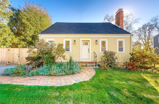 Sunny home near Newburyport and the beach with expansive yard & central AC