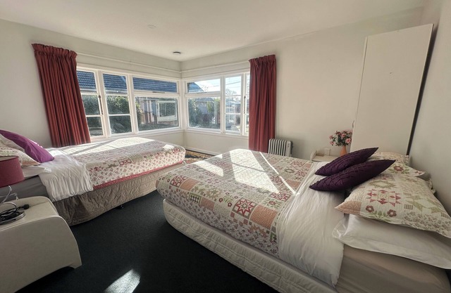 SUNNY HOUSE WITH 5 BEDROOMS 7 QUEEN BEDS 2 BATHROOMS NEAR AIRPORT