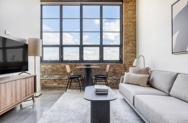 Sunny Lincoln Park 2BR w/Lounge, Roof & Gym, near DePaul, by Blueground